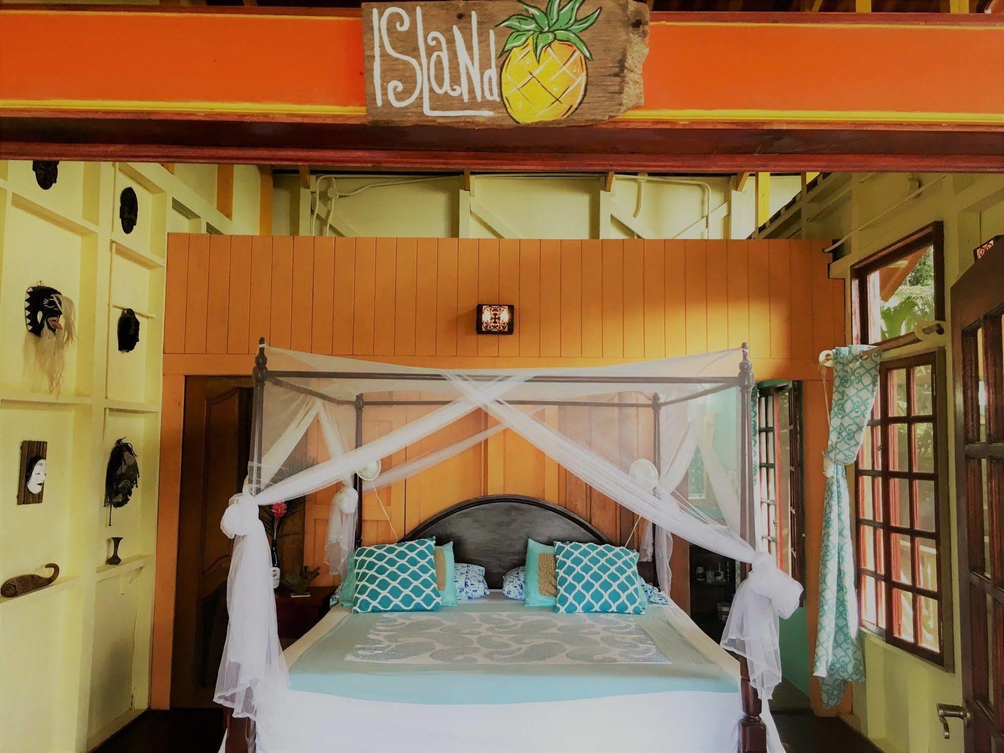 Dolphin Bay Hideaway Hotel Bocatorito Exterior photo